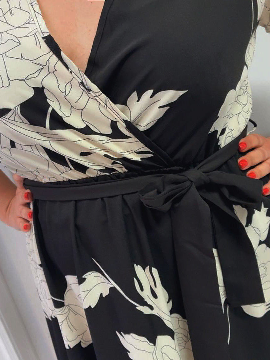 April Floral Print Plus Size Dress in Black and Ivory
